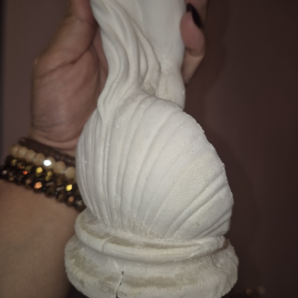 Elegant White Venus Statue - Picture 9 of 10